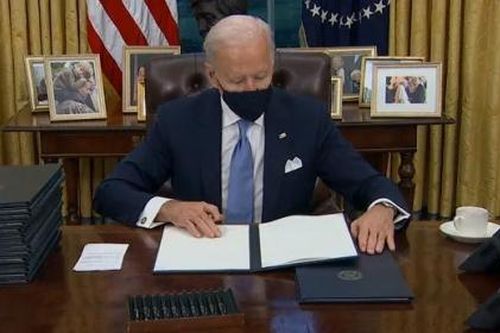 Tổng thống Biden bị 12 bang kiện