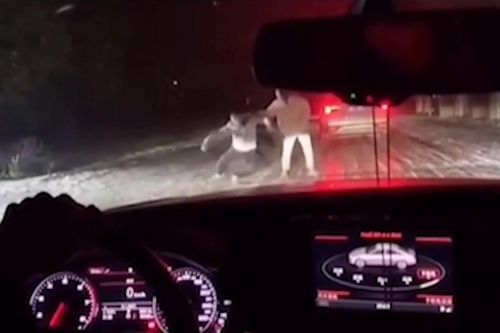 Clip: Bị bạn gái lôi cổ đi khi đang làm người tốt