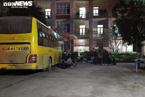 Nghệ An: Phát hiện xe khách chở 53 người nghi nhập cảnh trái phép vào Việt Nam