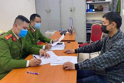 Đối tượng truy nã làm giả hóa đơn chiếm đoạt 5,5 tỷ đồng ra đầu thú