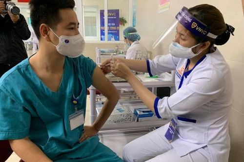 Bệnh viện đầu tiên của Hà Nội triển khai tiêm vắc xin COVID-19 cho 30 người