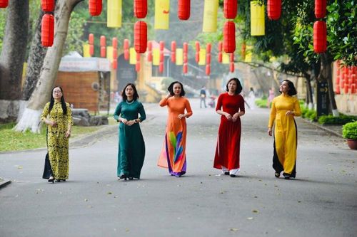 Nét duyên áo dài phụ nữ Công an Thủ đô