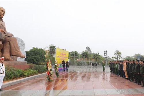 Đoàn đại biểu Đảng ủy Công an Trung ương, Bộ Công an dâng hoa tưởng niệm Chủ tịch Hồ Chí Minh