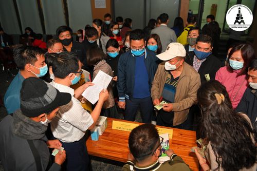 Đăng ký vào lớp 1, phụ huynh xếp hàng từ tờ mờ sáng