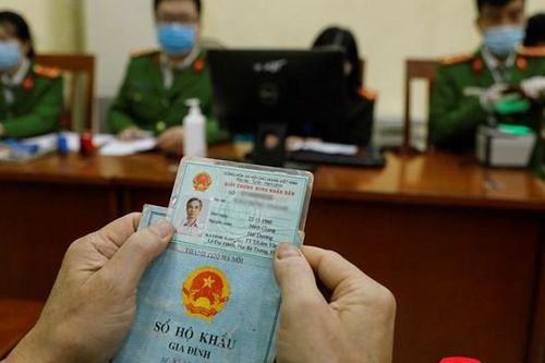 Công an quận Hai Bà Trưng làm việc xuyên đêm cấp thẻ căn cước gắn chíp cho công dân