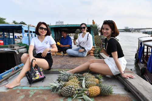 Bán trái cây lưu động ở chợ nổi Cái Răng