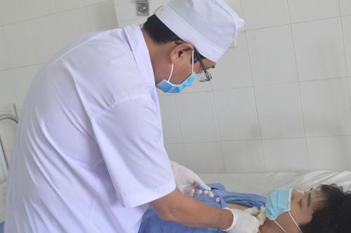 Nam sinh bị đứt khí quản do vướng vào dây căng ngang đường