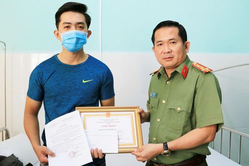 Trộm cầm bơm kim tiêm chống đối công an