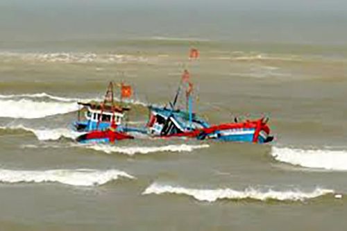 Tàu nước ngoài đâm chìm tàu cá, 2 ngư dân mất tích