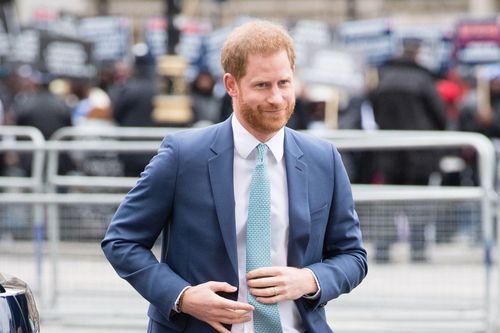 Hoàng tử Harry chăm mặc suit lịch lãm