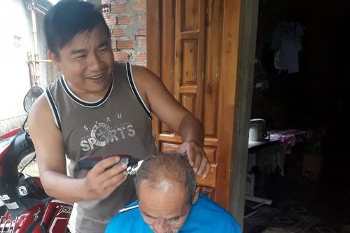Anh hớt tóc làm thiện nguyện ở Quảng Ngãi: 'Không phải giàu mới có thứ để cho'