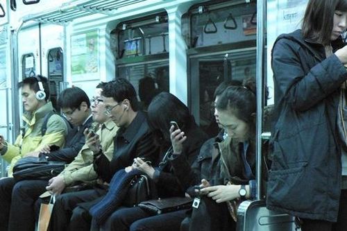 Người Hàn Quốc ngày càng phụ thuộc vào điện thoại thông minh