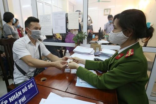 Tập trung nhân lực cấp thẻ CCCD mới cho người dân