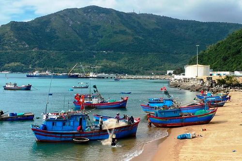 Tích cực tìm kiếm hai thuyền viên mất tích trên vùng biển Phú Yên