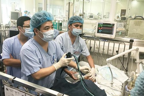 Bé trai hai tuổi nguy kịch tính mạng vì sặc hạt điều