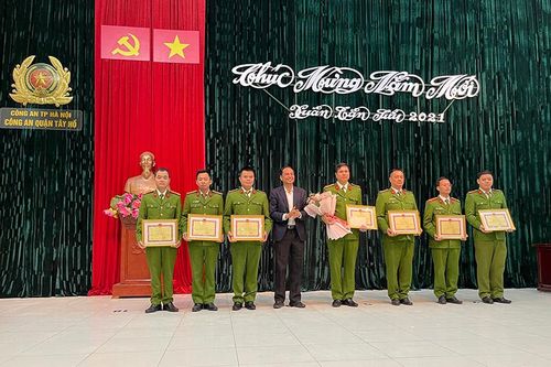 Khen thưởng thành tích khám phá vụ sàm sỡ phụ nữ nước ngoài
