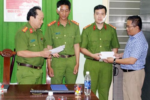 Thăm, động viên 2 CBCS bị thương khi làm nhiệm vụ