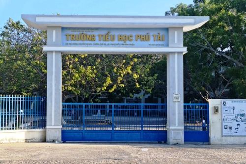Một cô giáo rơi lầu khi đang làm việc với nhà trường và phụ huynh học sinh