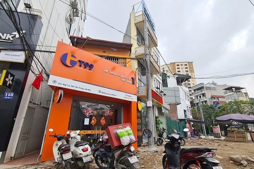 Nhà siêu mỏng, siêu méo mó 'mọc' kỳ dị ven đường Hà Nội