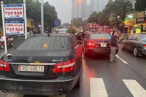 Hai xe Mercedes-Benz biển số 'như đúc', một chiếc mang biển giả