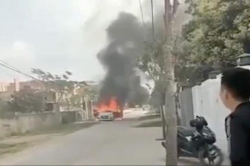 Nghệ An: Ô tô đỗ bên đường bốc cháy dữ dội, chủ nhân bất lực đứng nhìn