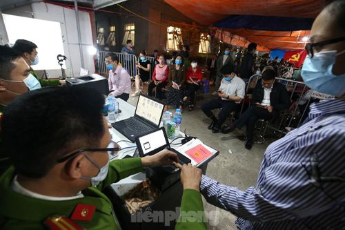 Công an Hà Nội 'trắng đêm' làm thẻ cấp căn cước gắn chip cho nhân dân