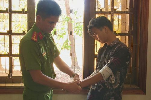Giải quyết mâu thuẫn, nam thanh niên trút 'mưa dao' vào đối thủ