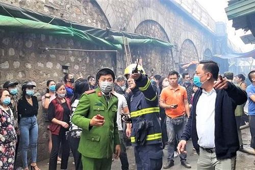 Cháy lớn tại phố Gầm Cầu, Hà Nội