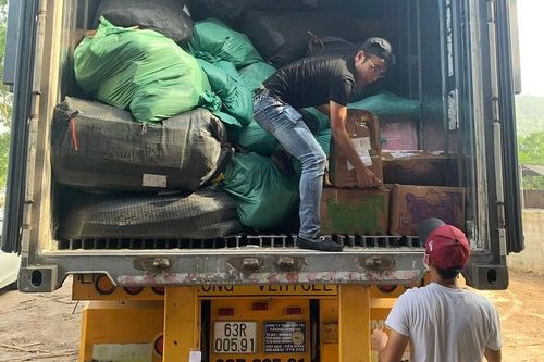 Bắt xe container chất đầy túi xách, giày không nguồn gốc