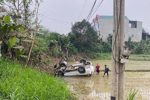 Đường trơn do dầu đổ ra đường, xe vào cua mất lái lao xuống ruộng, lật ngửa bụng ở Tuyên Quang