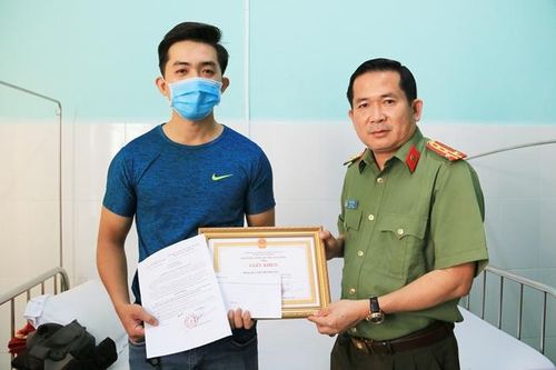 Công an tỉnh An Giang khen thưởng công an viên bị thương khi làm nhiệm vụ