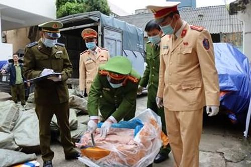 Thu giữ hơn 3 tấn nầm lợn bốc mùi đang vận chuyển đi tiêu thụ