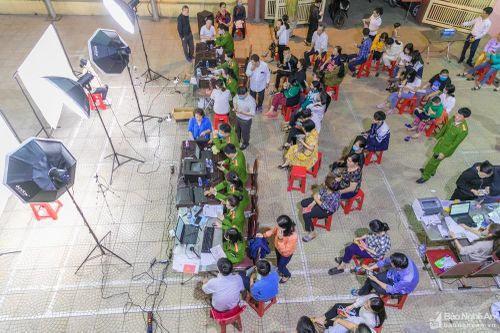 Nghệ An: Xuyên đêm làm thẻ căn cước cho công dân