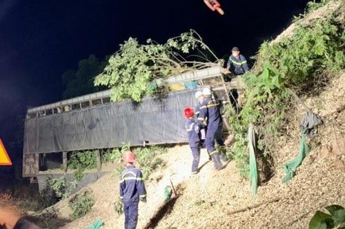 Quảng Trị: Xe tải mất phanh lao vào vách núi, lái xe tử vong