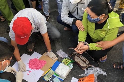 Cà Mau: Bắt quả tang một đối tượng vận chuyển 1kg ma túy đá