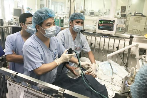 Sặc hạt điều, bé trai bị tắc thở dẫn đến suy hô hấp