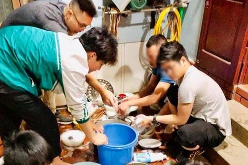 'Cánh mày râu nhà người ta' kéo nhau ra rửa bát trong ngày 8/3 khiến chị em phụ nữ phải bật cười