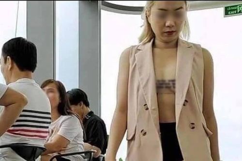 Người phụ nữ 'nghiện thả rông' gây choáng với bộ trang phục 'mặc như không mặc' đi chơi lễ
