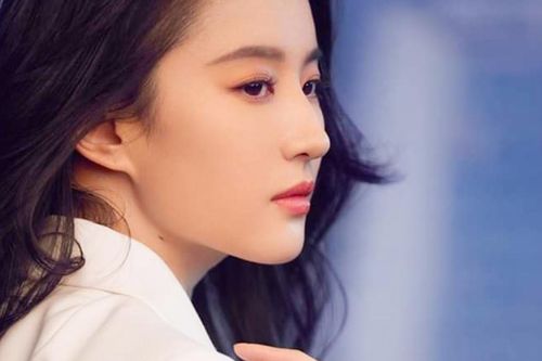 Lưu Diệc Phi giàu có nhưng mặc hoài chiếc áo 'cổ lỗ sĩ' suốt gần 20 năm trời!