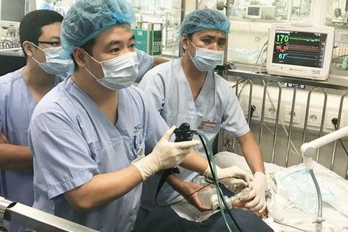 Bé 2 tuổi nguy kịch vì sặc hạt điều