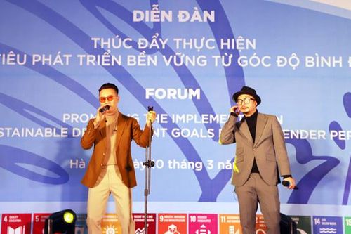 Hoàng Bách - Hà Lê hát 'Chạm vào vinh quang' đầy cảm xúc tại diễn đàn bình đẳng giới