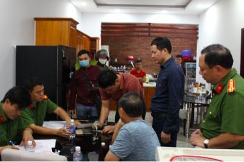 Khám xét 10 điểm kinh doanh liên quan đến buôn lậu, sản xuất xăng giả