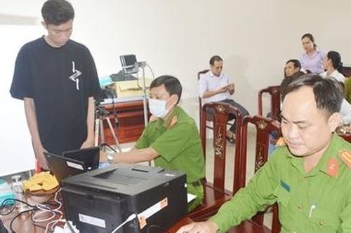 Xuống cơ sở cấp căn cước công dân cho người dân