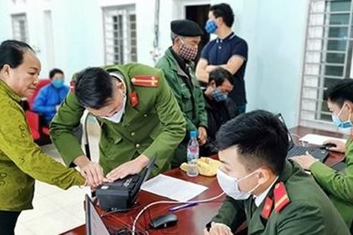 Người dân Mèo Vạc phấn khởi đi làm căn cước công dân mới