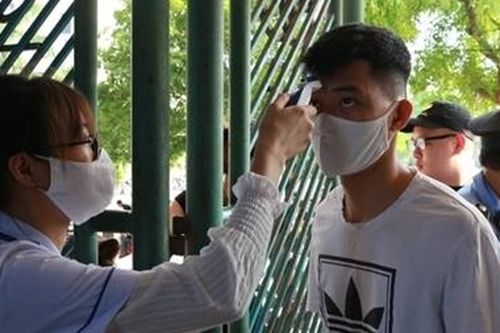 Cầu thủ có nhiệt độ trên 37,5 độ C không được vào sân tại Cup Quốc gia