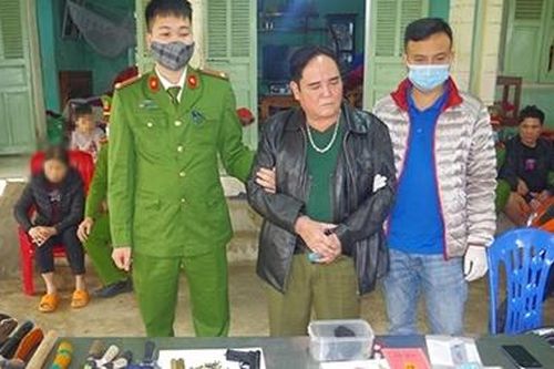 Khám nhà đối tượng mua bán trái phép ma túy, thu giữ nhiều súng đạn