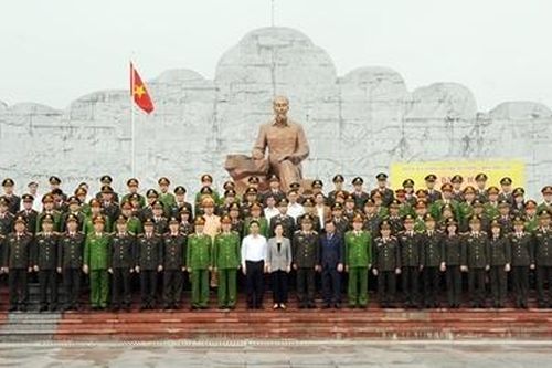 Đoàn đại biểu Bộ Công an dâng hoa tưởng niệm Chủ tịch Hồ Chí Minh