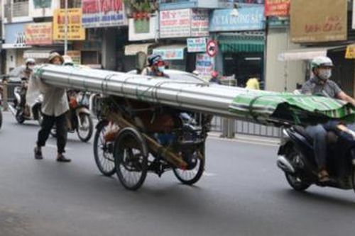 CSGT Công an TPHCM ra quân xử phạt xe 'mù', xe cà tàng