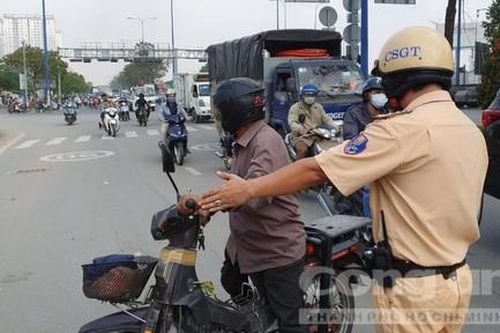 CSGT TPHCM mở cao điểm xử lý xe cũ nát, gây ô nhiễm môi trường