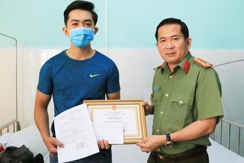Công an viên bị thương khi vây bắt 2 kẻ nghiện chống đối bằng kim tiêm